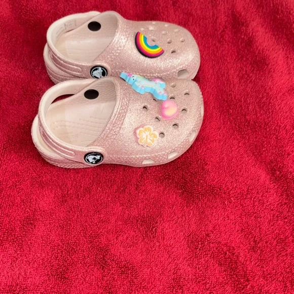 CROCS Kids Sparkly Pink Clogs with Fun Charms - Picture 5 of 9